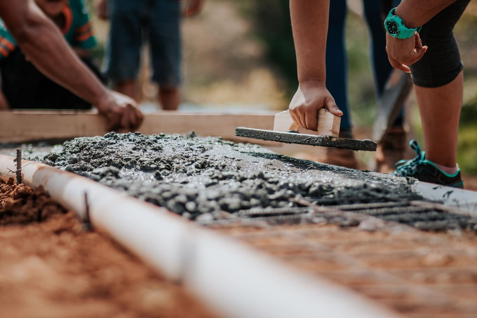 Karayolu kenarında beton bordür uygulaması