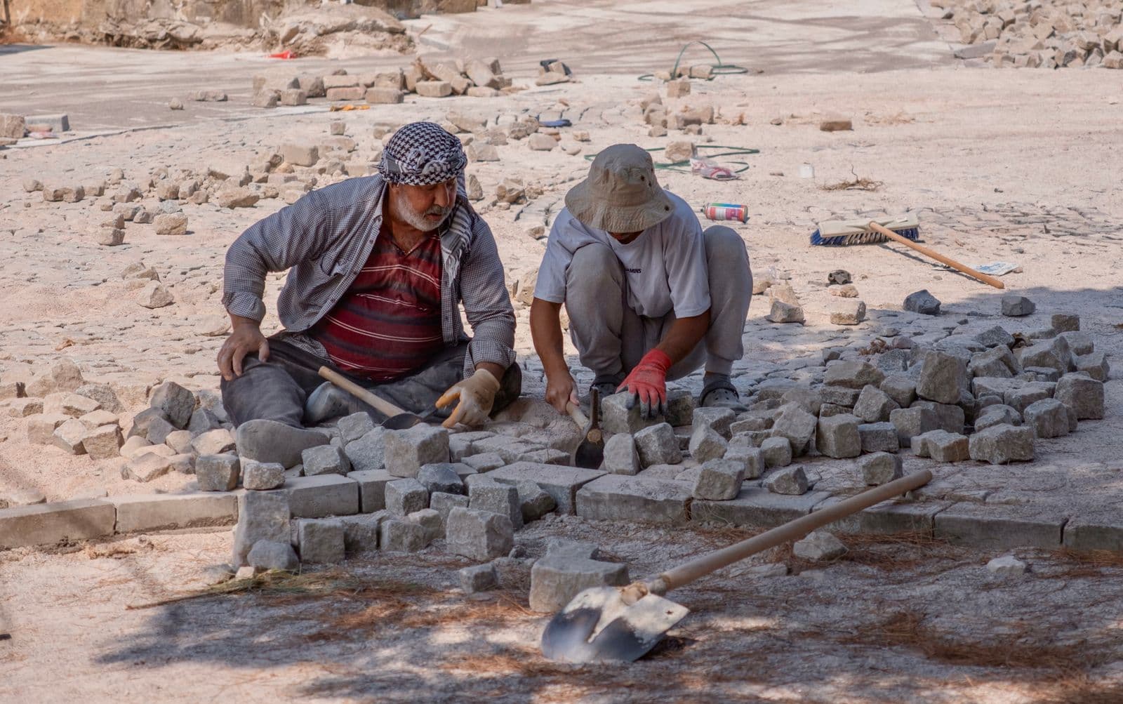 Yol kenarında bordür ve taş döşeme çalışması